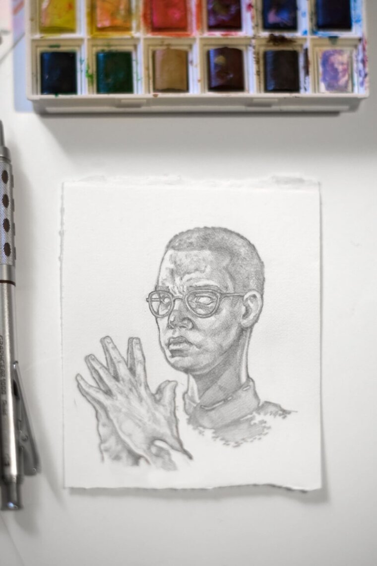 Fotografía de un boceto en lápiz grafito acabado de un hombre concentrado con gafas